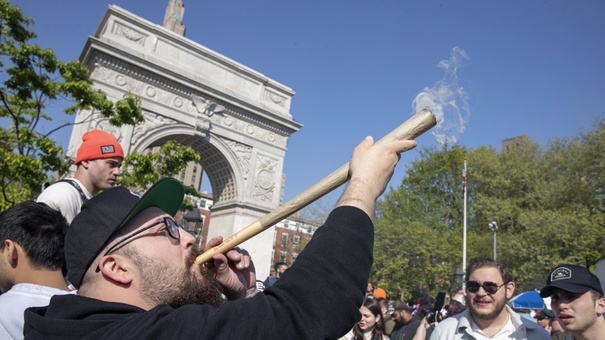 biden promete reclasificar marihuana