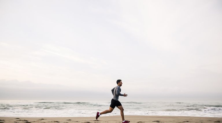 Es mejor correr sobre la arena de la playa