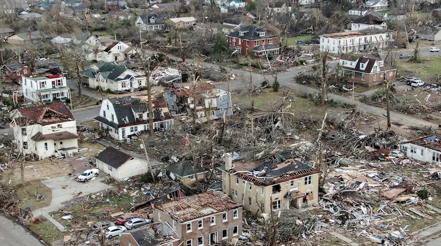 Una serie histórica de tornados deja decenas de muertos y devastación en EE.UU.