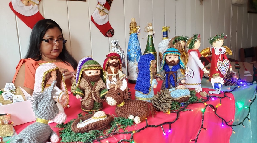 Nicaragüense emprende exiliada en Costa Rica con un toque a navidad