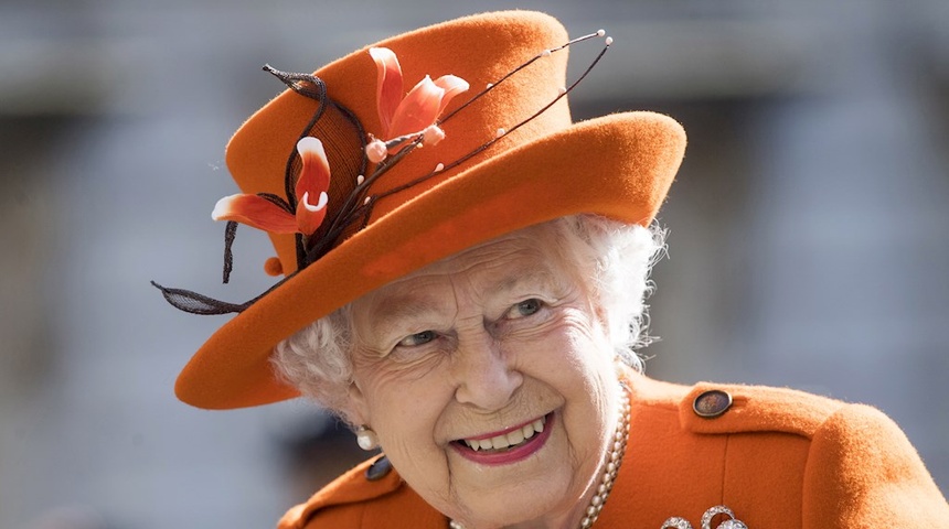 Isabel II celebra sus 69 años en el Trono británico confinada en Windsor