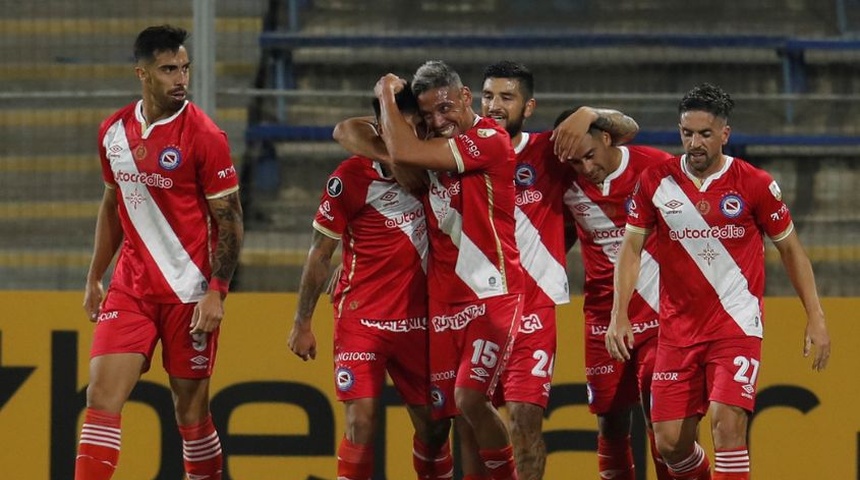 Argentinos Juniors quiere liderar sin presión ante un Corinthians ansioso por clasificar