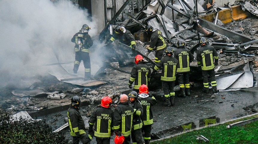 Mueren 8 personas al estrellarse un avión contra un edificio cerca de Milán