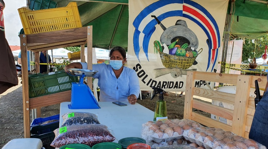 Doña Chica, Pupusas Solis y Variedades de mi tierra, emprenden desde el exilio