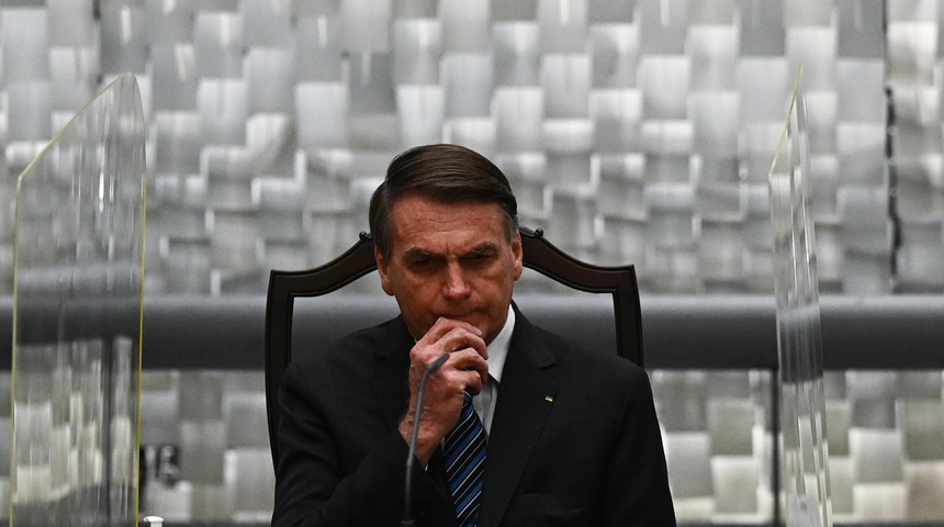 Bolsonaro no tiene previsión para regresar a Brasil, dice su hijo