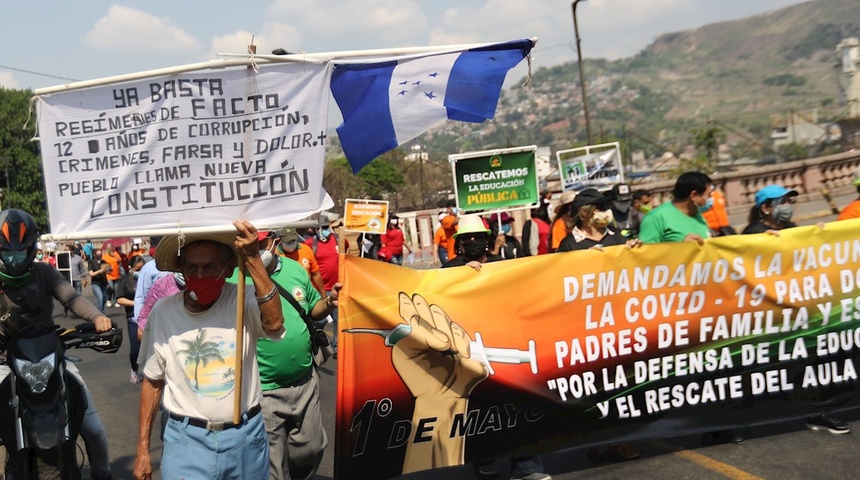 Trabajadores hondureños marchan para pedir vacunación y medidas ante la pandemia