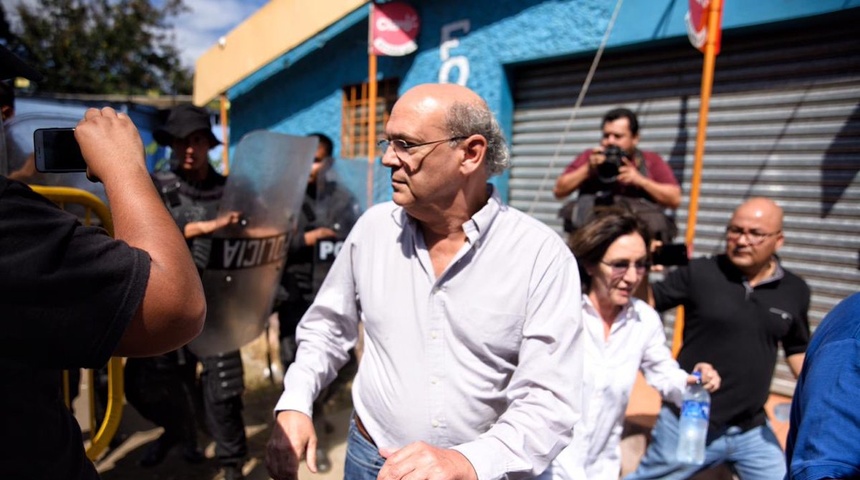 Antimotines sandinistas agreden a periodistas que acompañaban a Carlos F. Chamorro en Plaza EL Sol