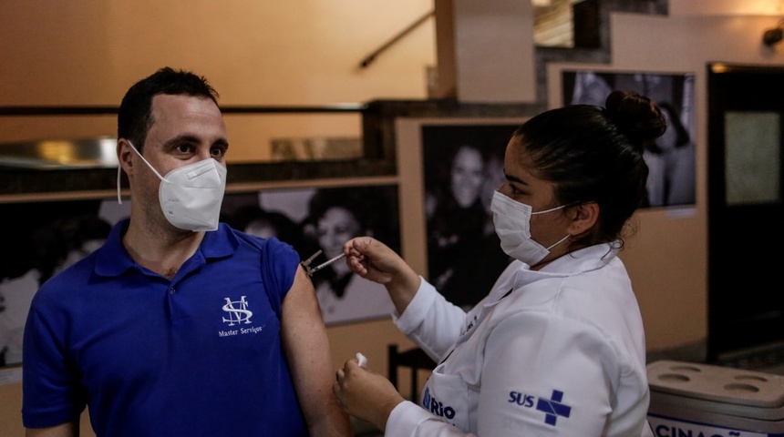 Brasil reporta 32 muertes, mientras suben los casos de ómicrom