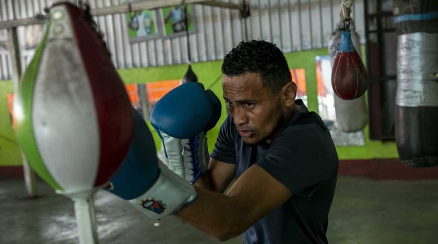 'Popeye', el boxeador que vende en las calles y sueña conquistar el mundo