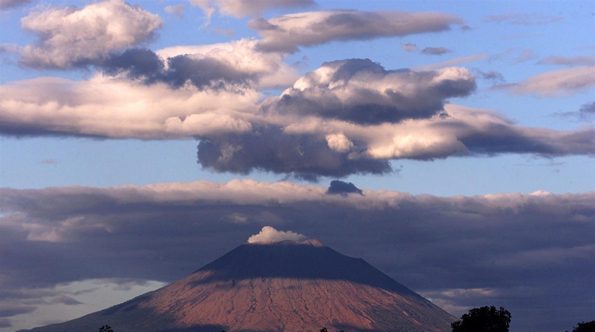 Llaman a pobladores de El Salvador a "estar atentos" por explosiones del volcán Chaparrastique