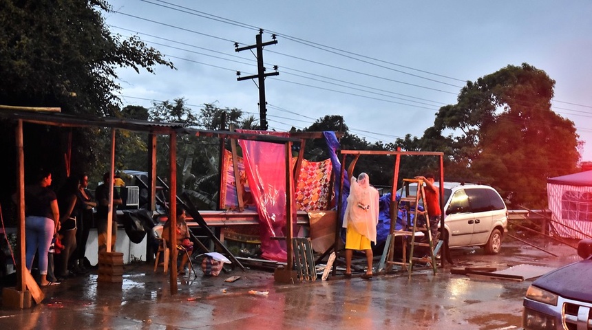 Al menos dos salvadoreños mueren tras colapso de muro tras lluvias por Julia