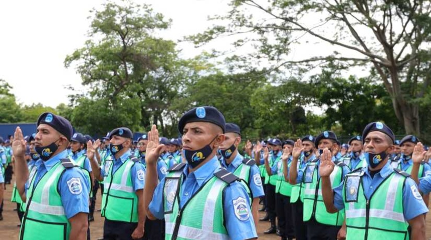 Más de 900 agentes policiales se gradúan con énfasis en “derechos humanos”