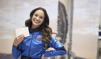 astronauta mujer 100 viaje espacio