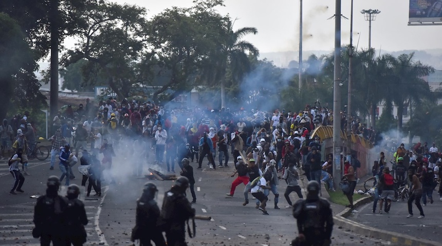 Oposición y organizaciones civiles piden a Duque parar la violencia en las protestas