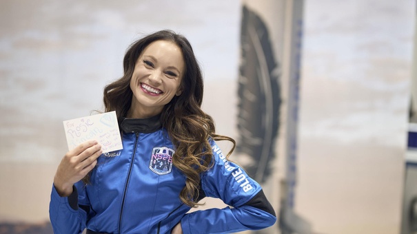 astronauta mujer 100 viaje espacio