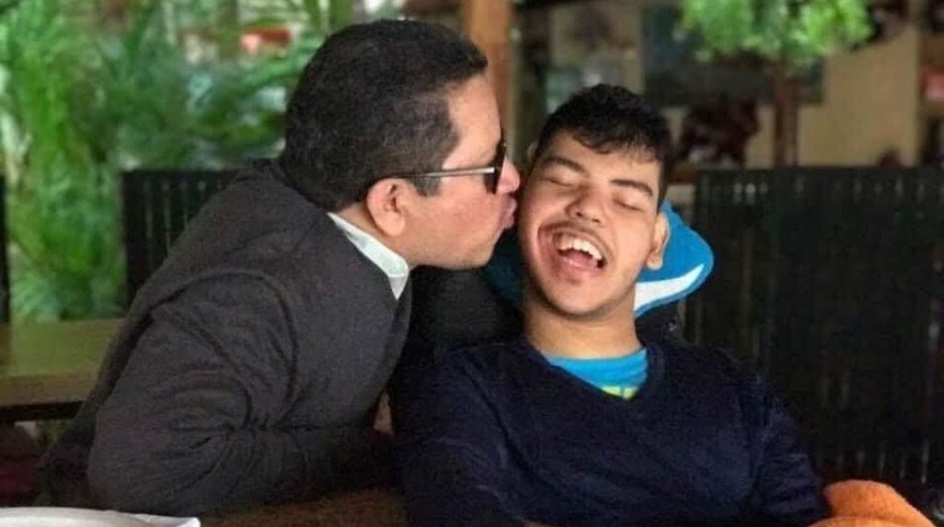 Hijo de Miguel Mora cumple 22 años de edad, sufre el encarcelamiento de su padre "se apagó su sonrisa"