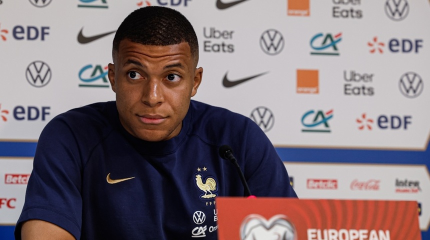 Mbappé dice que seguir en el PSG es la "única opción en este momento"