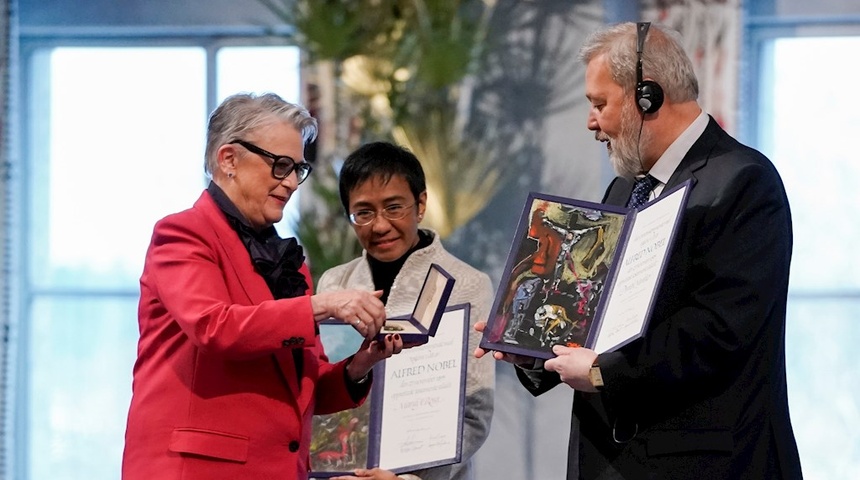 Ressa y Muratov defienden la libertad de expresión al recibir el Nobel de la Paz