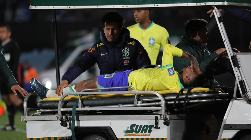 Neymar fue sometido con éxito a una cirugía en la rodilla izquierda