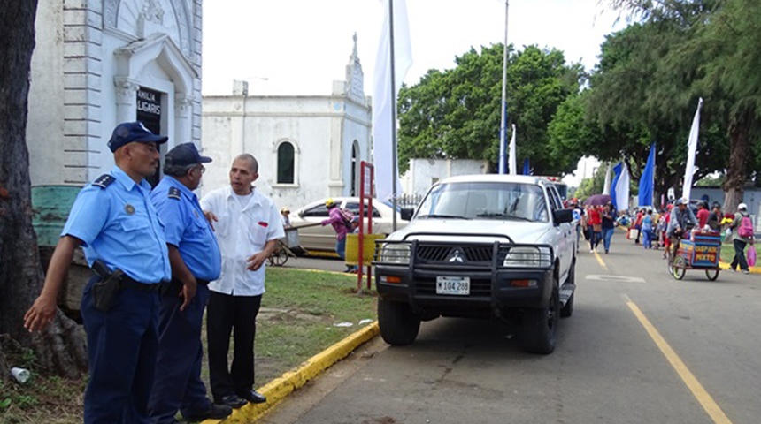 Policía sandinista acecha los cementerios de Nicaragua