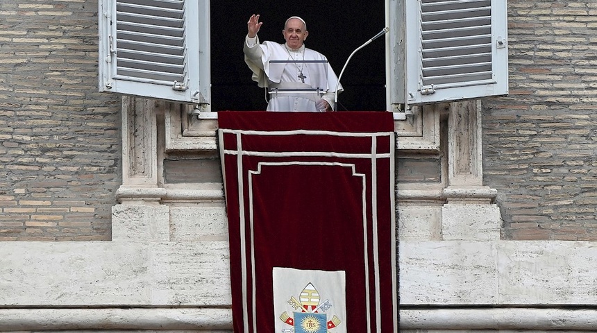 El papa critica a los cristianos que "rezan como papagayos"