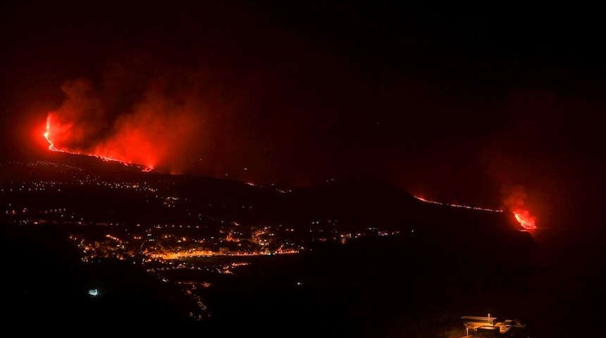 Lava crea una columna de gases y un gran delta al caer al mar en La Palma