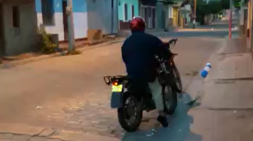 Motorizado orteguista revienta chimbombas azul y blanco en Somoto