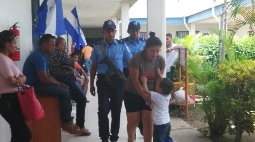 Otorgan libertad condicional a mujer que abucheó a jefe policial en Masaya, Nicaragua