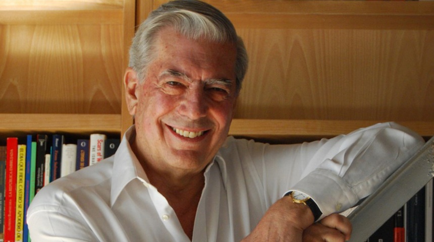 Vargas Llosa donó 2.500 libros a una biblioteca en Perú