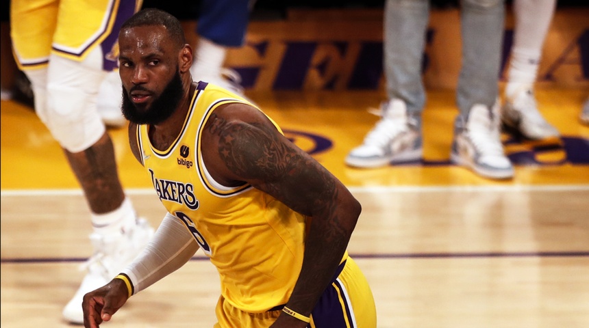 LeBron James, el primer jugador de la NBA en activo que amasa mil millones de dólares