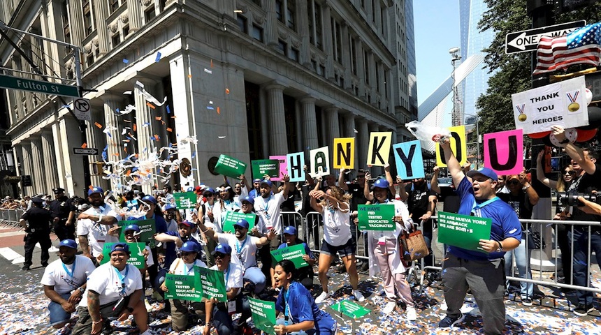 Nueva York celebra el fin de las restricciones con un desfile sin mascarillas