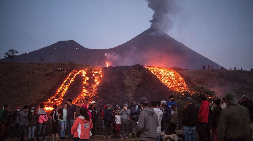 Nuevo flujo de lava del volcán Pacaya de Guatemala suma 1.600 metros de largo