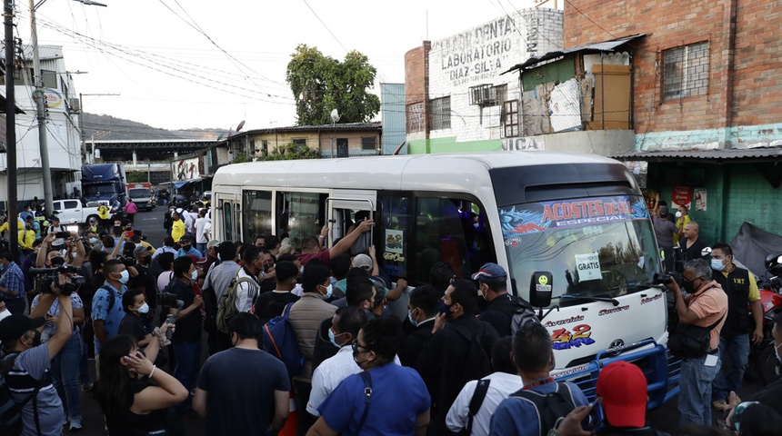 Largas filas de salvadoreños en un punto de autobuses tras la intervención del Gobierno