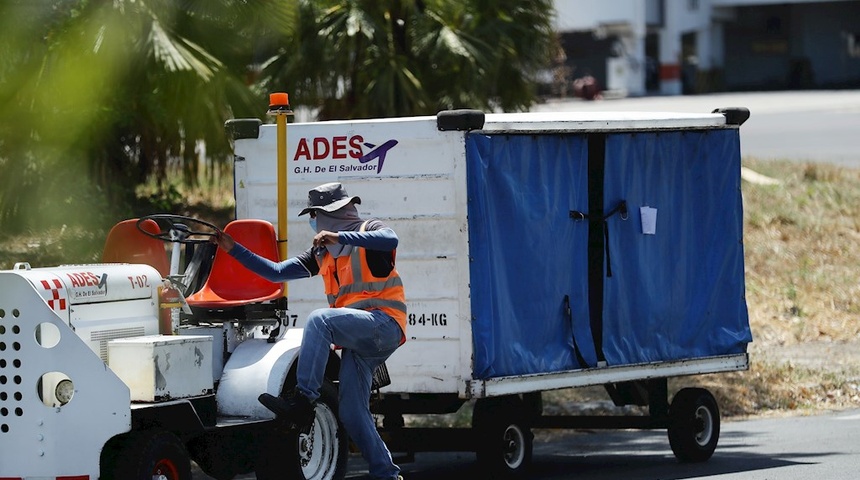 Llegan a El Salvador los restos de la migrante asesinada por policías en México