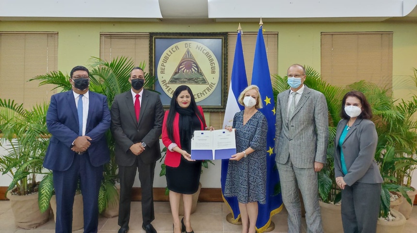 Bettina Muscheidt entrega copias de estilo como Embajadora de la Unión Europea en Nicaragua