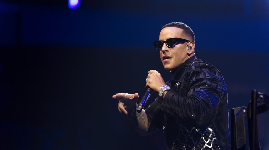 Daddy Yankee demanda a su esposa por retiros millonarios desde cuentas corporativas