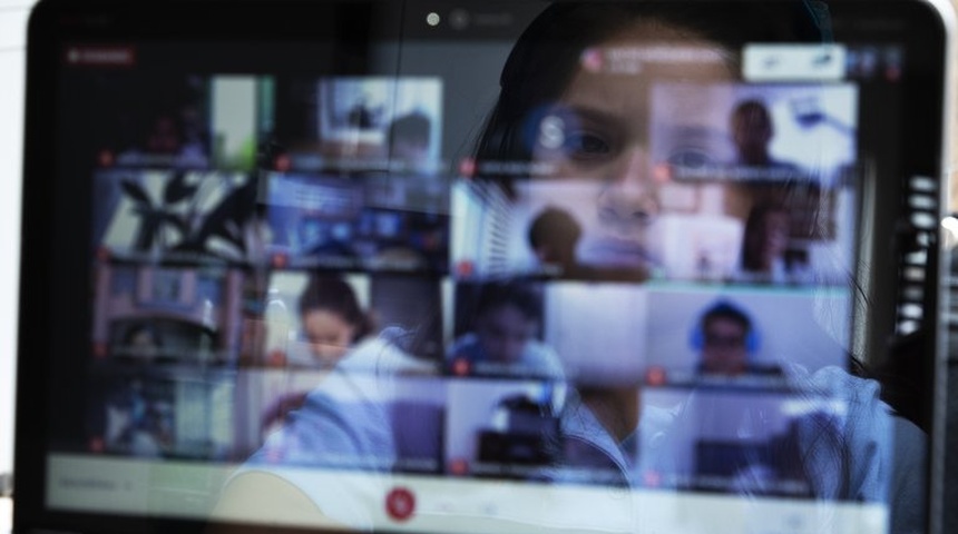 Niños y maestra observan abuso de menor de 7 años mientras recibía clase virtual