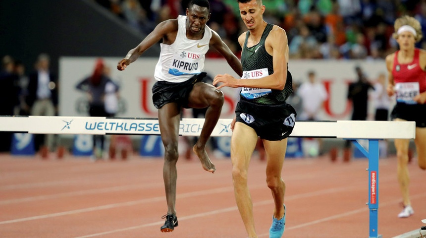 El corredor Conseslus Kipruto vence en los 3.000 metros obstáculos con un solo zapato