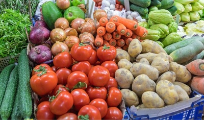 productos perecederos tomates cebollas zanahorias mercados