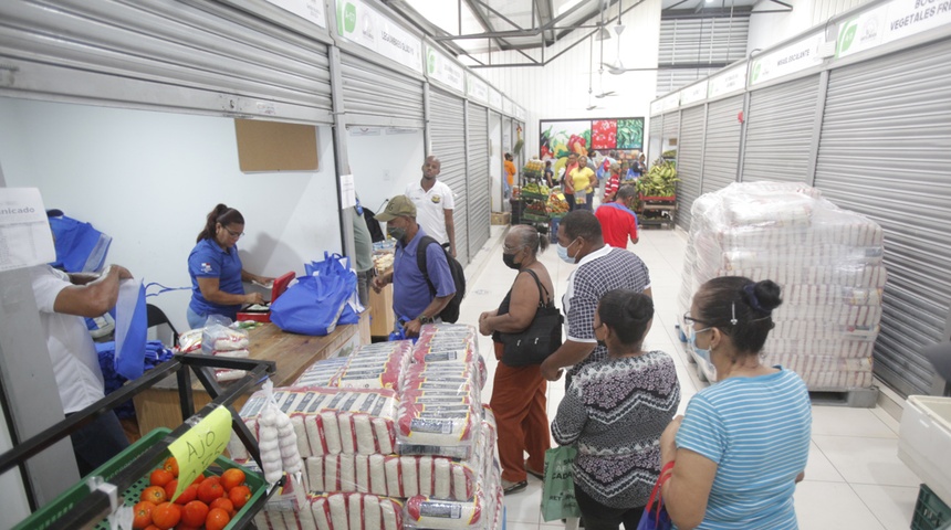 Los panameños se aglomeran para comprar alimentos en tiendas del Gobierno