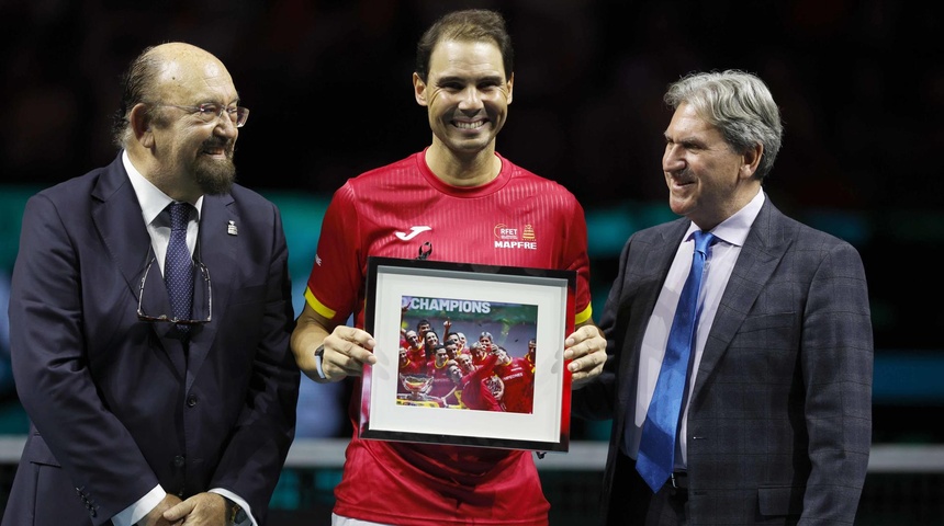 rafa nadal acompnado ex presidente itf  y presidente federación tenis