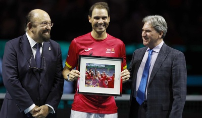 rafa nadal acompnado ex presidente itf  y presidente federación tenis