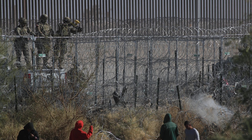 lanzan pipienta migrantes mexico