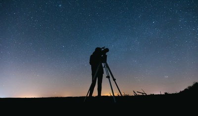 mujer observa eventos astronómicos 2025