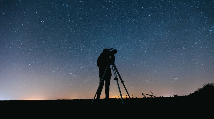 mujer observa eventos astronómicos 2025