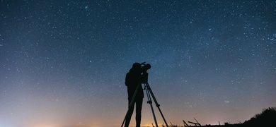 mujer observa eventos astronómicos 2025