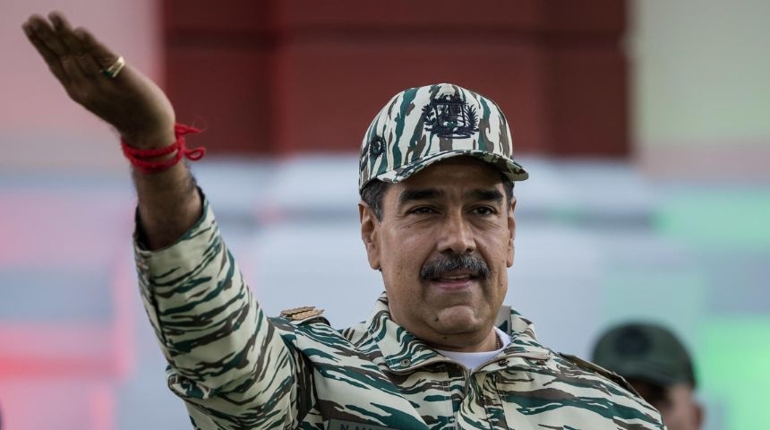 nicolas maduro vestido militar