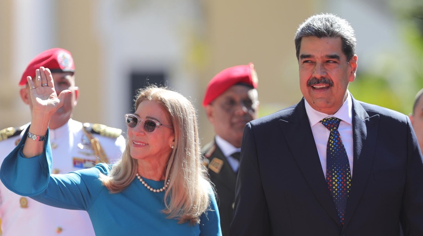 nicolas maduro junto primera dama