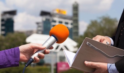 periodista microfono entrevista