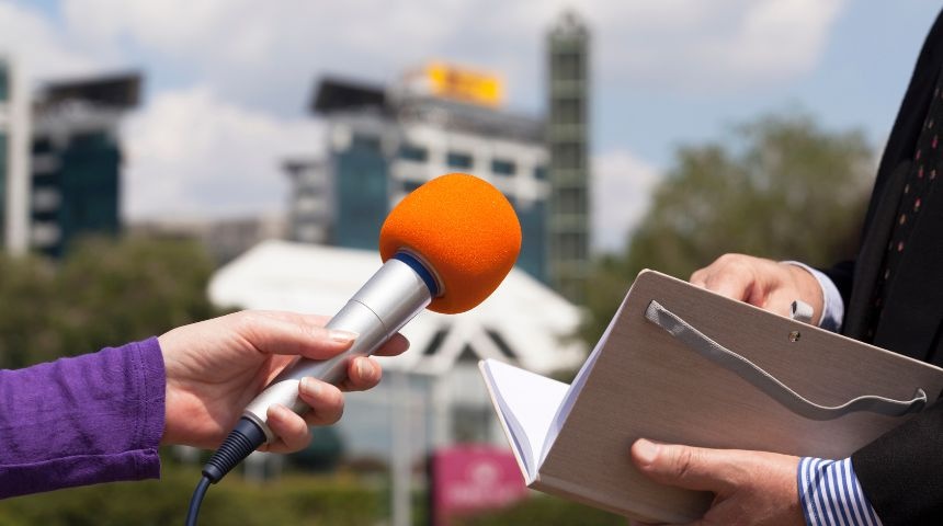 periodista microfono entrevista